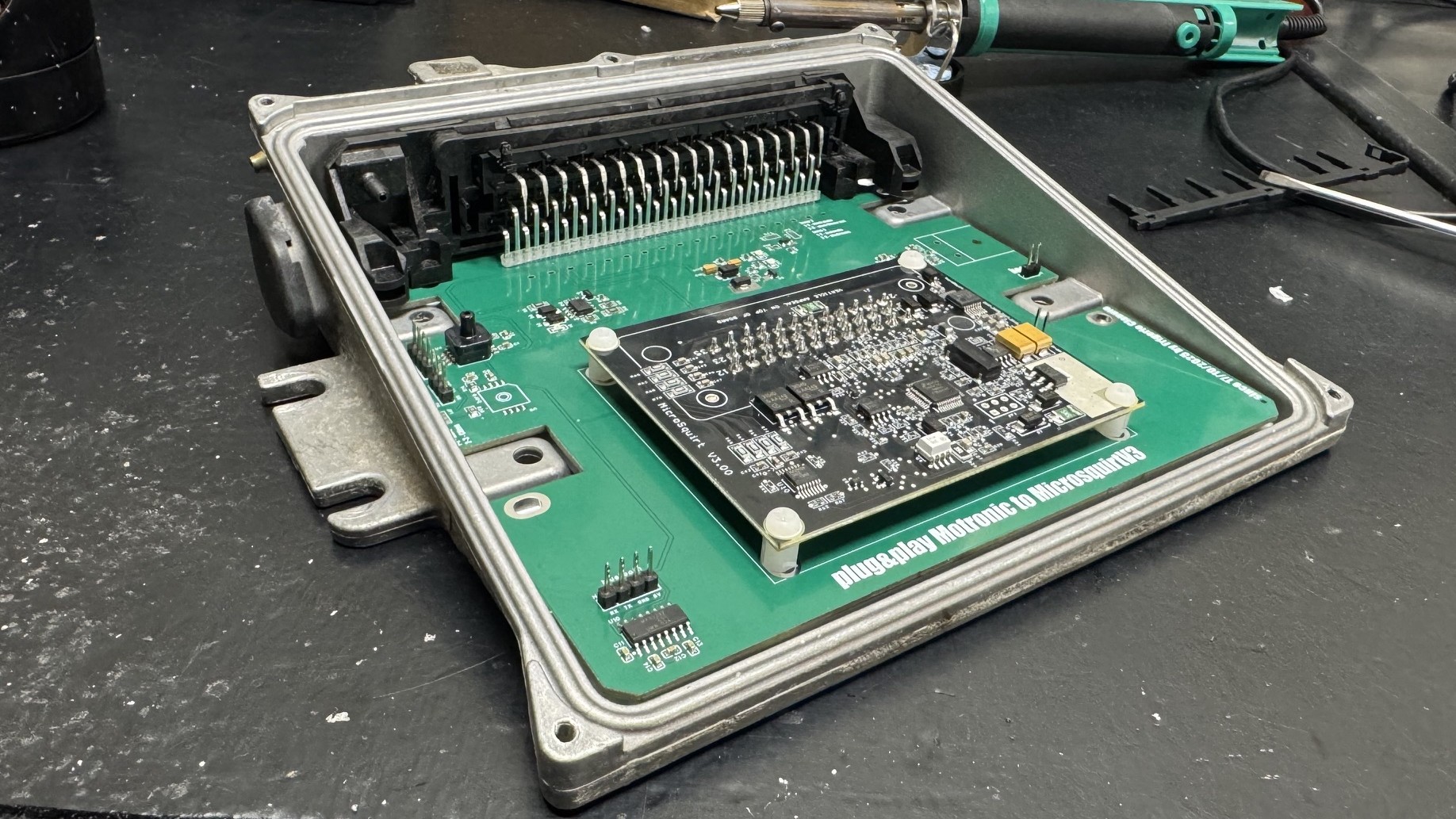 Adattatore MicroSquirt V3 assemblato nel contenitore Bosch Motronic